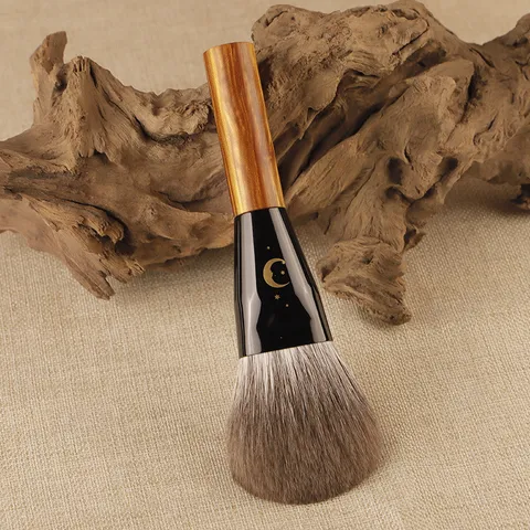 Professioneller Kosmetik-Make-up-Pinsel Mit Weichem Tierhaar Und Tragbarem Metallgriff Mit Sternmuster Für Sanfte Puderanwendung