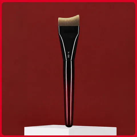 Professioneller Make-up-Pinsel Flacher Gebogener Foundation-Pinsel Weiche Synthetikfaser Holzgriff Make-up-Werkzeug