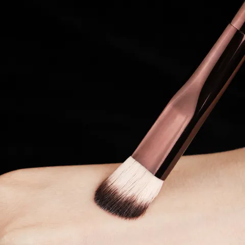 Mondsichel Mittlerer Concealer-Pinsel Synthetische Faser Make-up Werkzeug Für Gesichts-Highlighting Und Detailliertes Verblenden