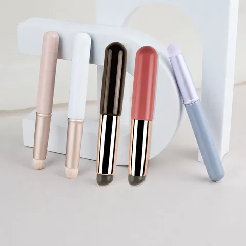 Portabler Silikon Lippenpinsel mit Staubschutzdeckel Reise Make-up Pinsel Weicher Kopf Lippenverblendung