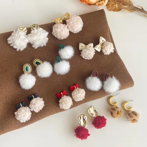 Süße Herbst Winter Plüsch Haarball Schleife Ohrstecker Für Damen Handgefertigt Kupfer Legierung Künstliche Perle Leopardenmuster Herzform Ohrringe