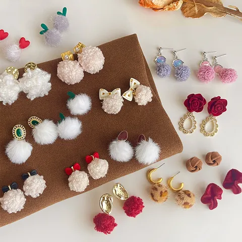 Süße Herbst Winter Plüsch Haarball Schleife Ohrstecker Für Damen Handgefertigt Kupfer Legierung Künstliche Perle Leopardenmuster Herzform Ohrringe