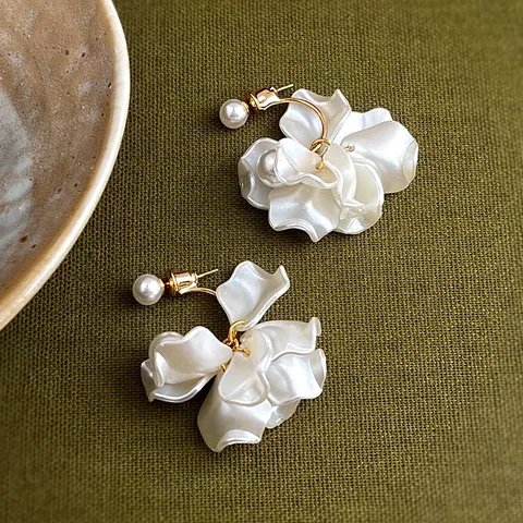 Pendientes Colgantes Elegantes de Cobre Perla Artificial Flor de Resina Blanca Galvanizado Pendientes Florales Dulces Joyería de Moda para Mujer