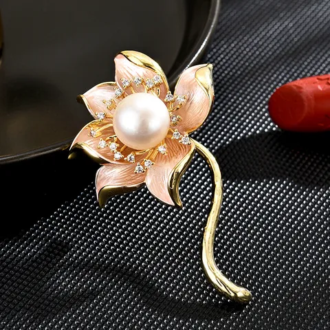 Broche de Flor de Loto Estilo Chino Elegante Cobre Perla de Agua Dulce Circonita Alfiler de Abrigo Joyería de Mujer