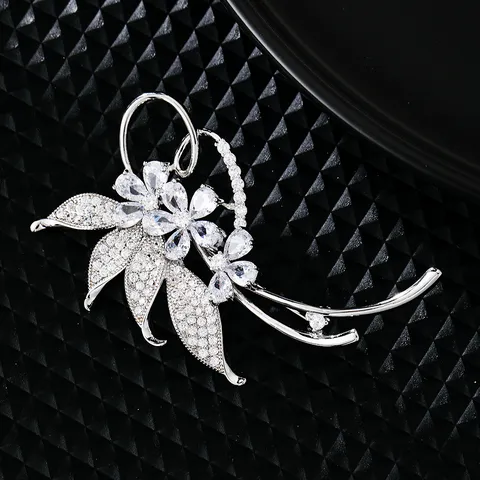 Exquisite Kupfer Strass Blumen Blatt Brosche Elegante Platinierte Zirkonia Kleid Anzug Anstecknadel Damen Schmuck Geschenk