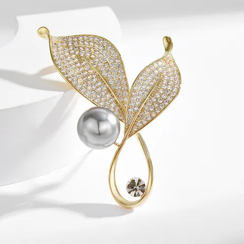 Exquisite Copper Leaf Brooch Luxury Zircon Artificial Pearl Anti-Glare Pin Elegant Fashion Jewelry Accessories For Women