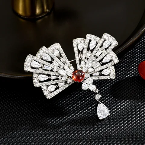 Lichte Luxe Mode Waaier Vormige Hanger Broche Koper Strass Rode Edelsteen Elegante Jas Broche Sieraden