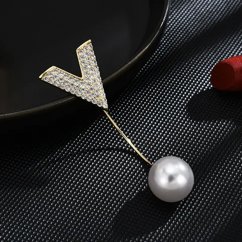 Minimalistisch Koper V Letter Brooch Speld Met Strass En Kunstparel Mode Sieraden Cadeau Voor Dames