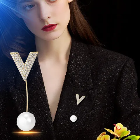 Minimalistisch Koper V Letter Brooch Speld Met Strass En Kunstparel Mode Sieraden Cadeau Voor Dames
