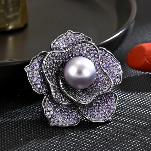 Elegante Broche de Flor de Circonia Púrpura de Cobre de Lujo para Mujer Perla Artificial Gris Pin Floral Accesorios de Ropa