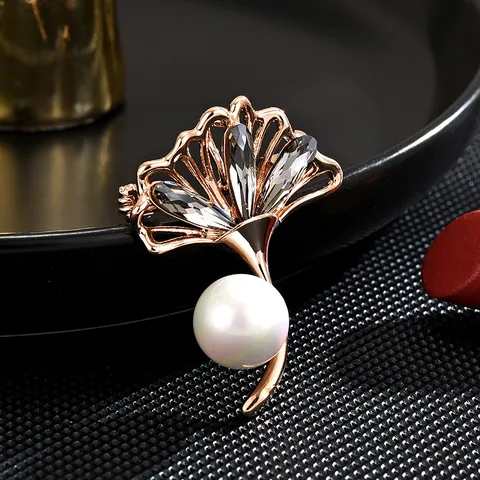Elegant Ginkgo Leaf Brooch Copper Rose Gold Electroplated Rhinestone Brooch Artificial Pearl Crystal Leaf Lapel Pin For Coat Suit Women Jewelry