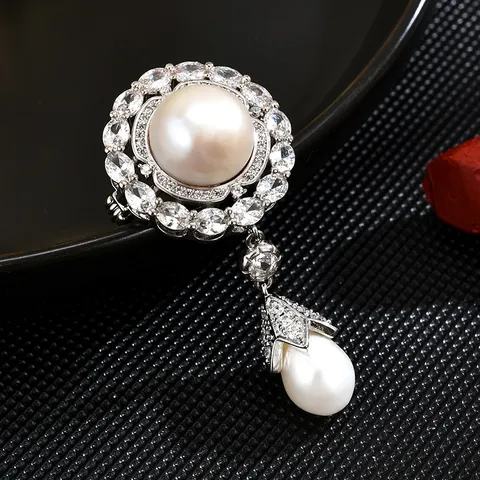 Broche de Perla de Agua Dulce Estilo Corte Vintage para Mujer Pin de Cobre con Incrustaciones de Circonia de Alta Gama Joyería Elegante