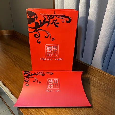 Chinese Style Red Gift Bag And Pillow Box Set Laminated Cardboard Packaging For Scarf Silk Holiday Gift Wrapping