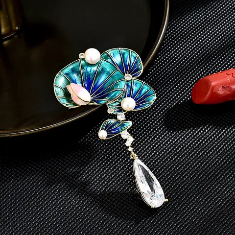 Broche de Loto Estilo Chino Vintage para Mujer Cobre Chapado en Oro Circonita Perla de Agua Dulce Pin para Traje y Abrigo
