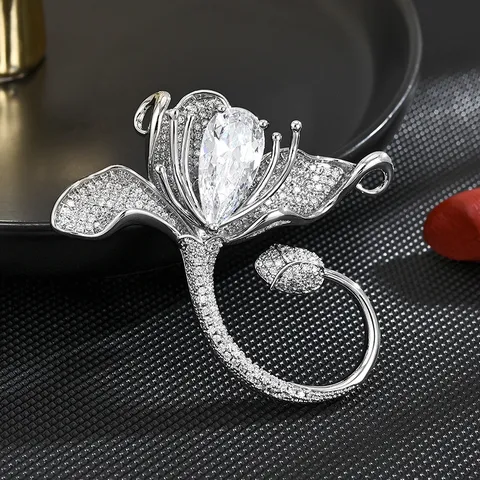 Designer Copper Full Zircon Lily Brooch High-End Women Corsage Crystal Pin Elegant Fashion Jewelry Gift