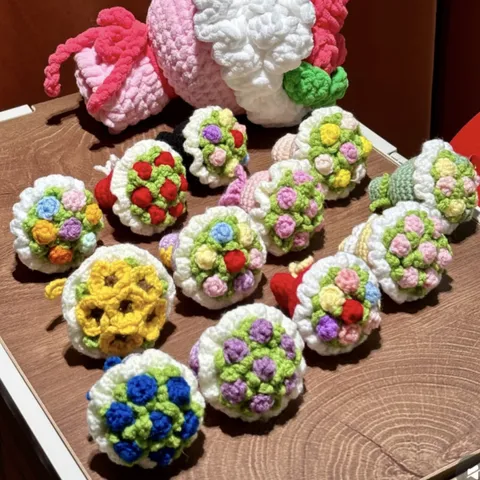 Handgemachte Gehäkelte Mini Blumenstrauß Schlüsselanhänger Geflochtener Anhänger Süße Florale Tasche Charme Geschenk Zubehör