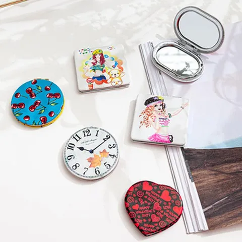Specchio per Trucco Pieghevole a Doppia Faccia Portatile Struttura in Metallo Stampa Cartoon Specchio Tascabile Compatto Per Donne Strumento Cosmetico Quotidiano