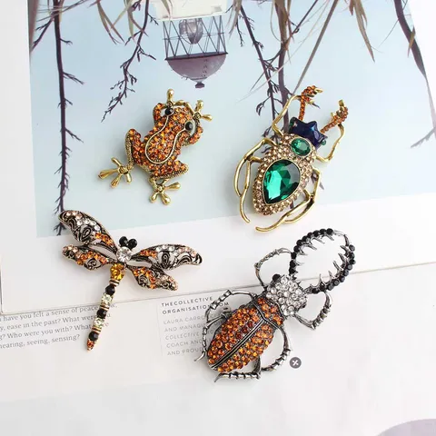Vintage Zinc Alloy Insect Brooch Rhinestone Inlaid Pin For Women Frog Dragonfly Beetle Animal Fashion Clothing Accessories