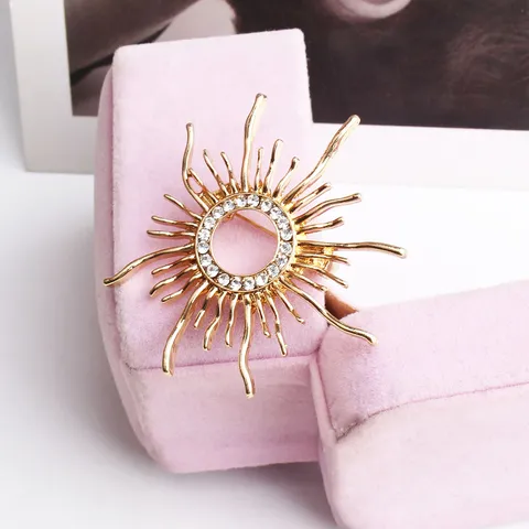 Spilla Vintage Minimalista Sun God in Lega di Zinco Sunburst con Strass Spilla per Donna Uomo Accessori per Abiti Gioielli di Moda