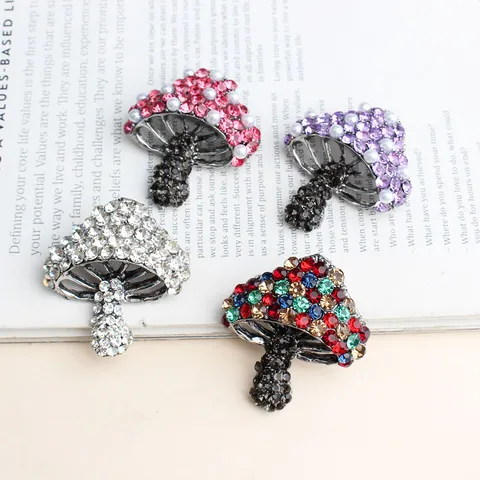 Broche Champignon en Alliage de Zinc Émail et Strass Mode Élégante Épinglette en Perle Artificielle pour Manteau Robe Costume Accessoires de Vêtement Bijoux