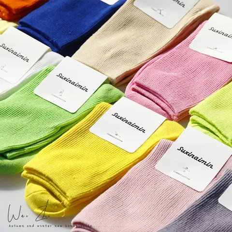 Damen Casual Einfarbig Slouch Socken Gekämmte Baumwolle Preppy Stil Wadenhoch Crew Socken Tägliche Mode Strumpfwaren