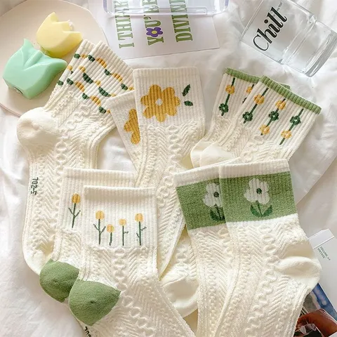 Damen Casual Baumwollmischung Wadenlange Socken Japanischer Stil Blumen Stickerei Süße Grüne Pflanze Mode Strumpfwaren Tägliche Kleidung