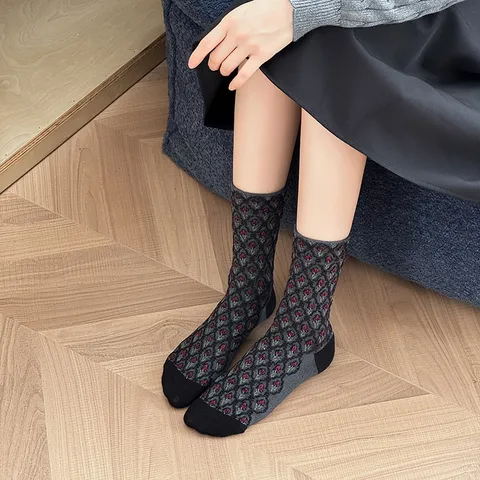 Women Retro Argyle Crew Socks Cotton Blend Color Block Casual Mid-Calf Slouch Socks Fashion Daily Hosiery