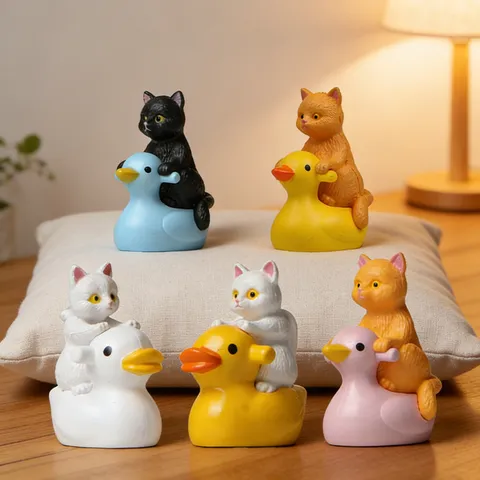 Miniatur Kreative Süße Katze Reitet Ente Figur PVC Mikro Landschaft Tier Schreibtisch Ornament Garten Dekoration Für Zuhause Zubehör