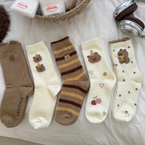 Calze a Tubo Medio Ricamate con Capybara Cartoon Carino da Donna Invernali Calde Ispessite Morbide Casual in Nylon