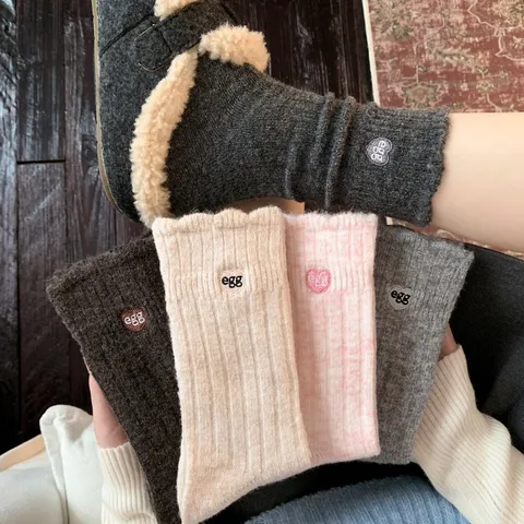 Thickened Polyester Cotton Crew Socks With Love Heart Embroidery Winter Warm Casual Thermal Pile Socks For Women