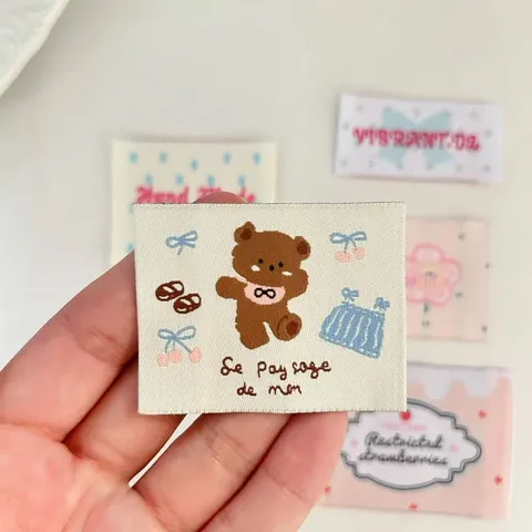 Étiquettes Tissées Mignonnes pour Couture de Vêtements Faits Main Ours Dessin Animé Floral DIY Étiquettes en Tissu Accessoires de Vêtements