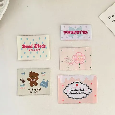 Étiquettes Tissées Mignonnes pour Couture de Vêtements Faits Main Ours Dessin Animé Floral DIY Étiquettes en Tissu Accessoires de Vêtements
