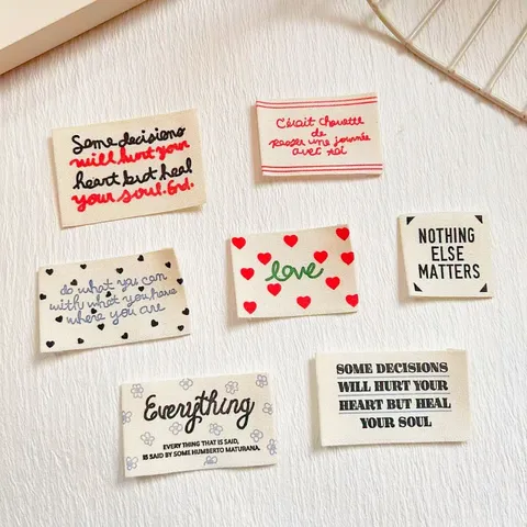 Reine Baumwolle Gewebte Etiketten DIY Nähen Dekorative Stoffaufnäher Englische Phrasen Liebesherz Bekleidungszubehör
