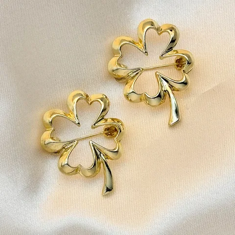 Minimalist Zinc Alloy Four Leaf Clover Brooch Fashion Botanical Floral Pin Badge Anti Glare Jewelry Gift