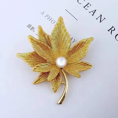 Élégante Broche en Alliage Feuille d'Érable Avec Perle Artificielle Strass Émail Pailleté Mode Vêtements Épingle Accessoire Cadeau pour Femme Bijoux