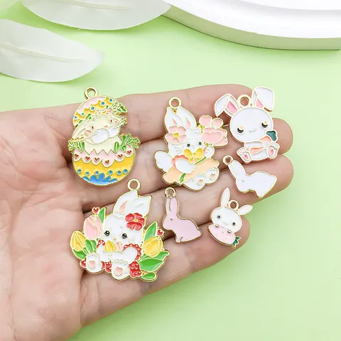 Pascua Dibujos Animados Conejo Aleación Colgantes Lindo Huevo Flor Fresa Conejito Colgantes Accesorios para Hacer Joyas