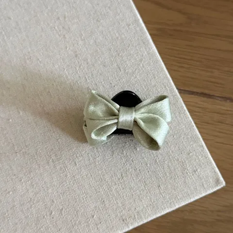 Pinza de Pelo con Lazo de Satén Estilo Francés Color Sólido Elegante Accesorio de Plástico para Cabello de Mujer