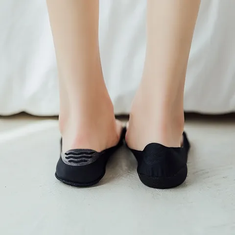 Womens Summer V-Cut Ice Silk Boat Socks Seamless Solid Color Shallow Mouth Invisible Socks Breathable Casual Short Socks