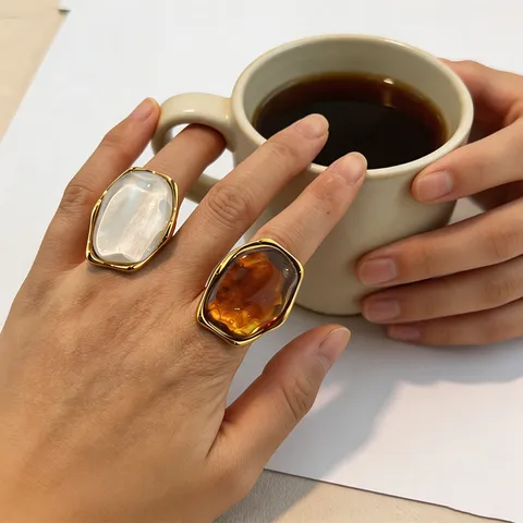 Bague Vintage en Acier Inoxydable et Résine pour Femmes Hommes Électroplaqué Or 18K Géométrique Irrégulier Faux Ambre Motif Marbre Bague Ouverte Bijoux Mode Cadeau