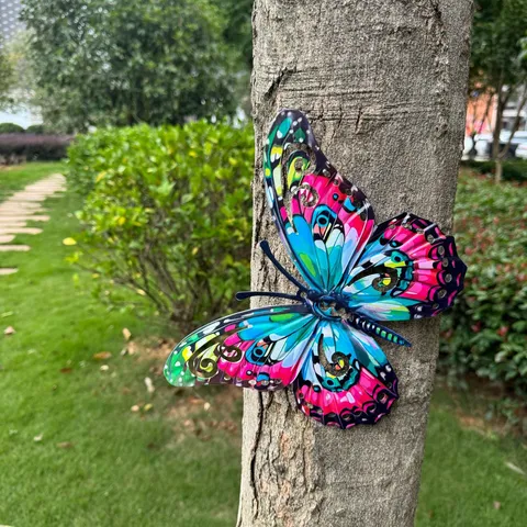 Decorazione Murale a Farfalla in Ferro Colorato Scultura d'Arte Sospesa in Metallo per Casa Giardino