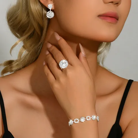 Set di Collana Bracciale Orecchini Anello in Rame con Strass a Fiore Minimalista alla Moda per Donna Elegante Gioielli di Lusso per Matrimonio Festa Sposa