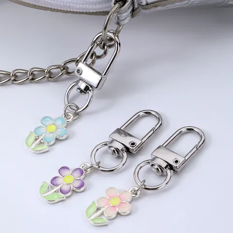 Porte-clés Pendentif Marguerite Simple En Alliage Fleur En Émail Coloré Accessoire De Pendentif De Sac Pour Femmes