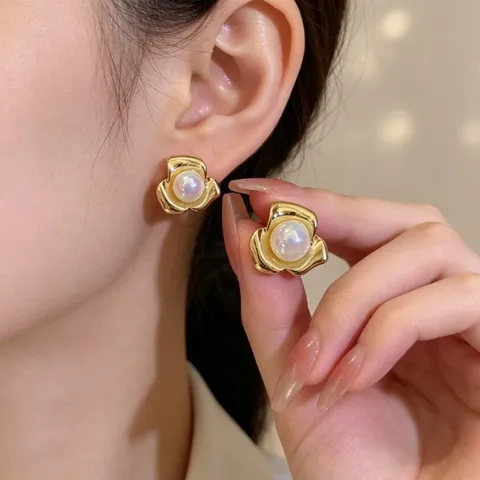 Elegante Legierung Blumen Ohrstecker mit Künstlicher Perle Süße Leichte Luxus Ohrringe für Damen Täglichen Schmuck Geschenk