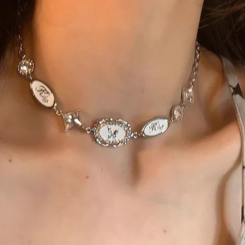 Retro Silber Schmetterling Buchstabe Anhänger Halskette Legierung Strass Schlüsselbeinkette Für Damen Personalisiertes Nischen Design Schmuck