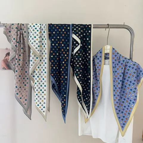 Koreaanse Stijl Kleurrijke Paard Print Driehoek Sjaal Zachte Mode Polyester Sjaal Dames Hals En Taille Decoratie