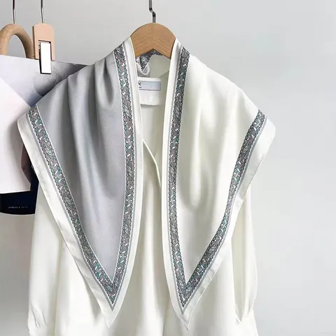 Retro Minimalistisch Gestreept Satijn Grote Driehoekige Sjaal Omslagdoek Polyester Bedrukte Halssjaal Voor Dames Mode Hijab Accessoires