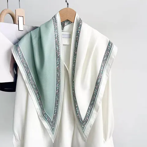 Retro Minimalistisch Gestreept Satijn Grote Driehoekige Sjaal Omslagdoek Polyester Bedrukte Halssjaal Voor Dames Mode Hijab Accessoires