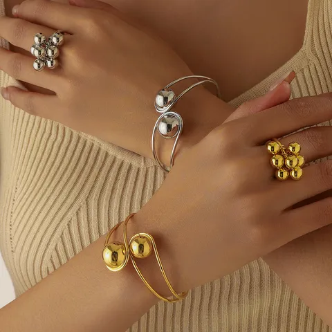 Set di Bracciale Rigido Aperto e Anello con Sfere Placcato Oro 18K Gioielli Minimalisti Regolabili in Metallo per Donna