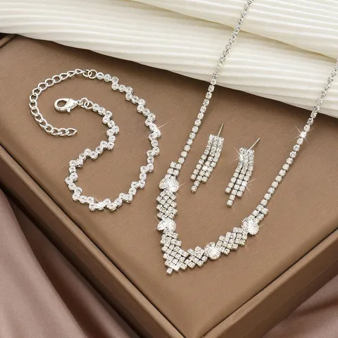 Europäische Mode Strass Schmuckset Herz Wassertropfen Anhänger Halskette Armband Ohrringe Set Für Damen Legierung Silber Strass Schmuck