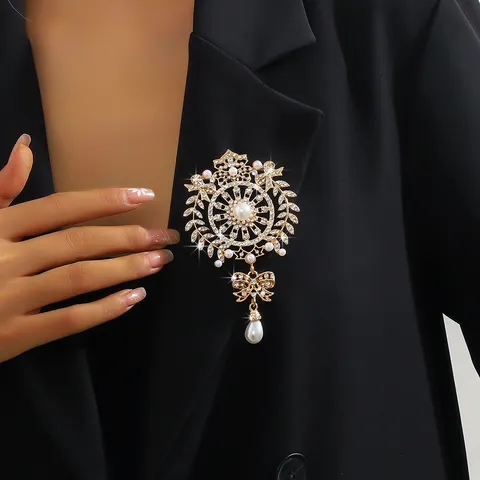 Luxury Alloy Rhinestone Artificial Pearl Butterfly Water Drop Brooch Pin Elegant Vintage Brooch For Women Apparel Jewelry